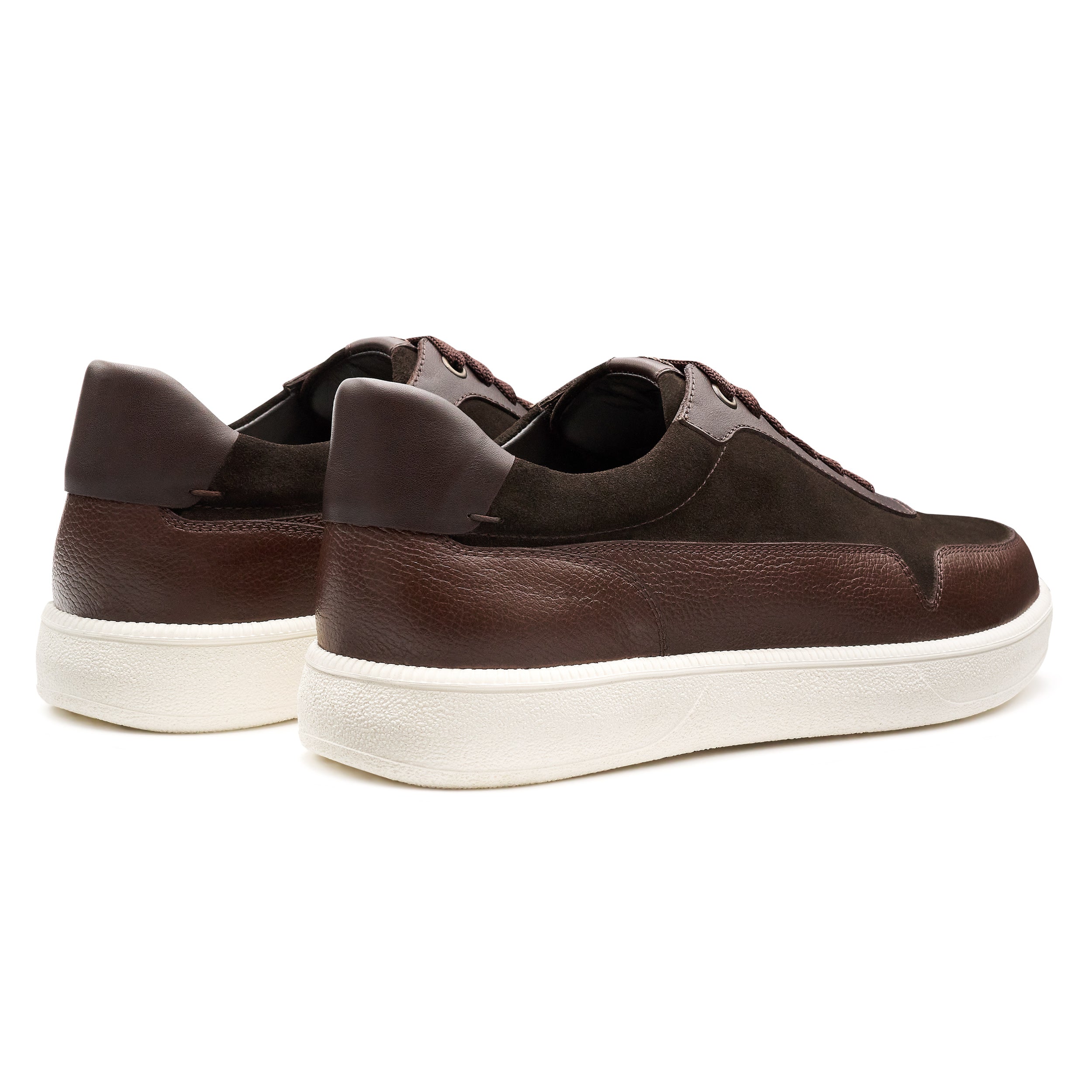 Tenis de piel color café con diseño minimalista para caballero