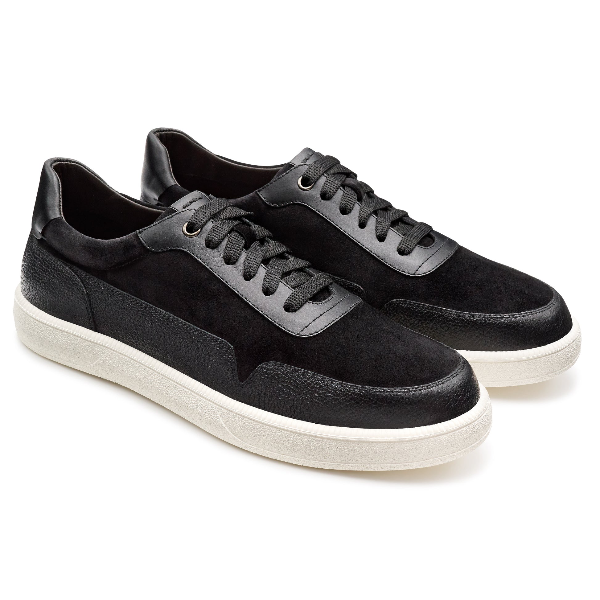 Tenis de piel color negro con diseño minimalista para caballero