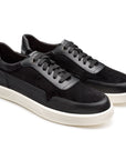 Tenis de piel color negro con diseño minimalista para caballero