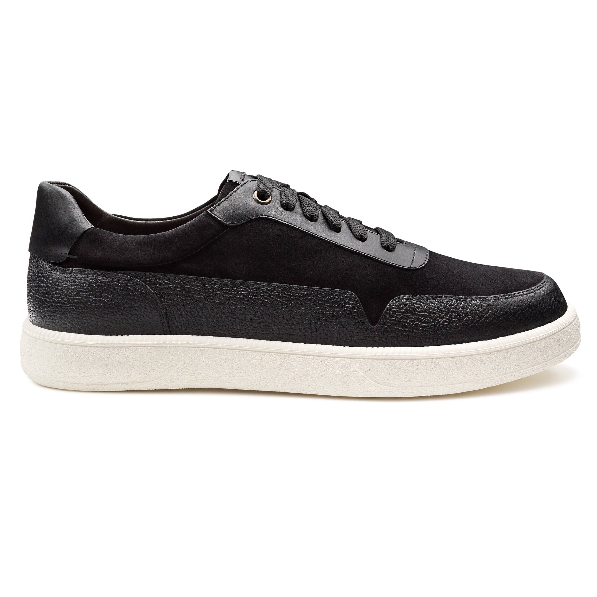 Tenis de piel color negro con diseño minimalista para caballero