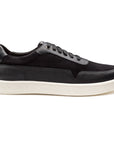 Tenis de piel color negro con diseño minimalista para caballero