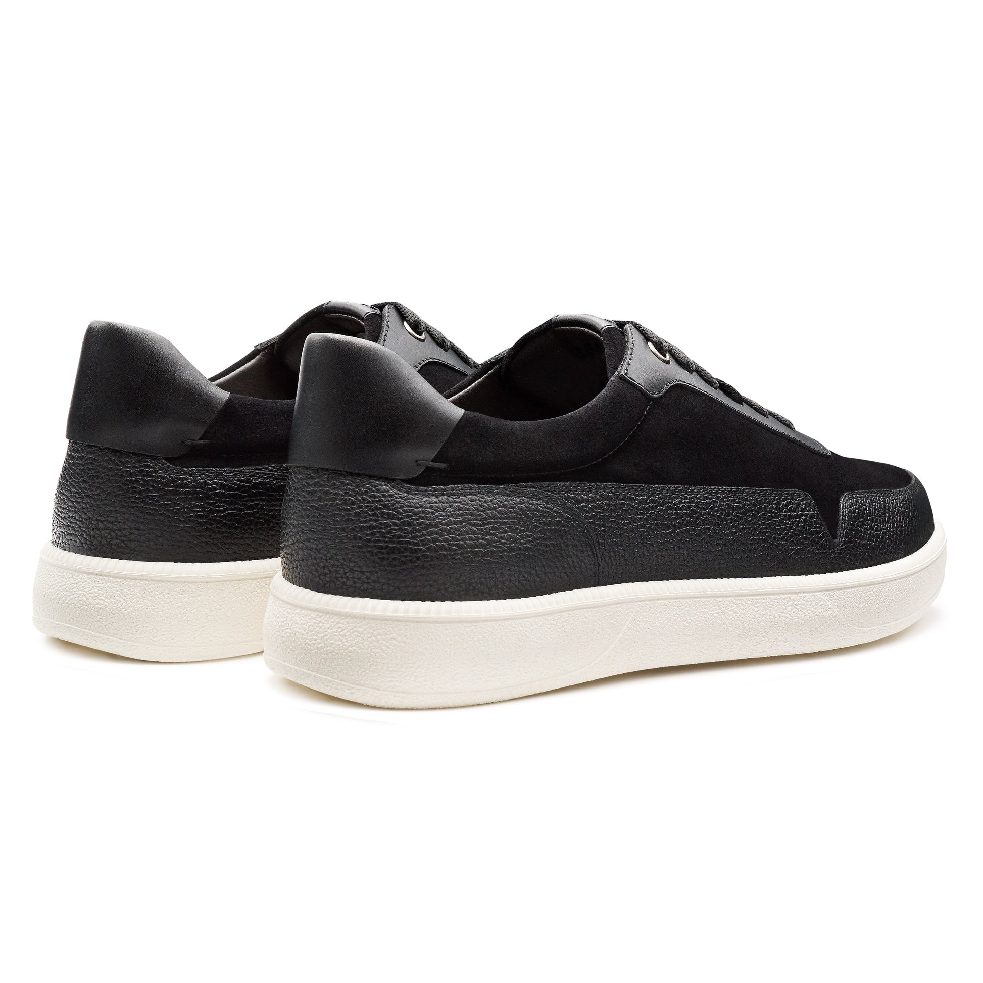 Tenis de piel color negro con diseño minimalista para caballero