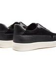 Tenis de piel color negro con diseño minimalista para caballero