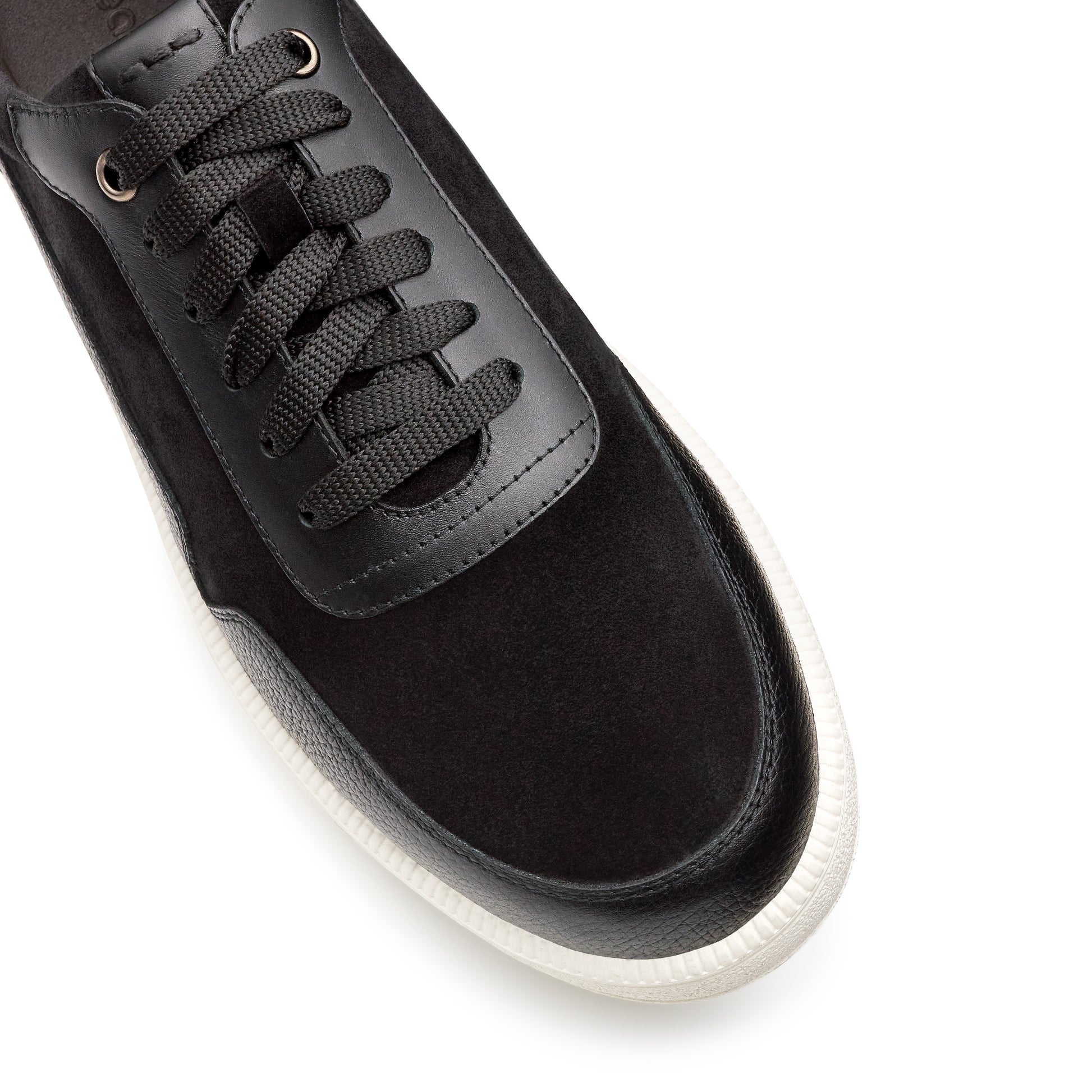 Tenis de piel color negro con diseño minimalista para caballero