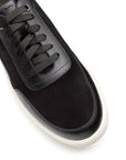 Tenis de piel color negro con diseño minimalista para caballero