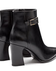 Botines negros de piel con hebilla lateral y tacón alto para dama