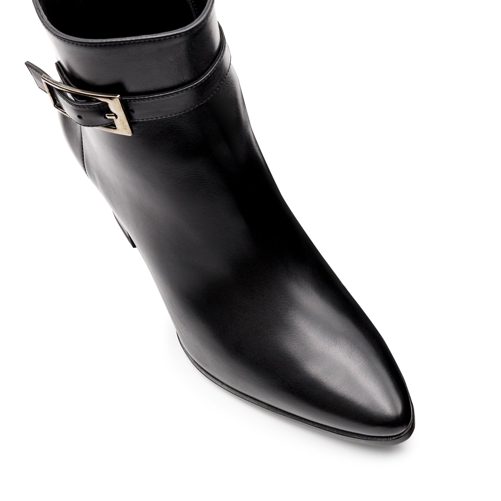 Botines negros de piel con hebilla lateral y tacón alto para dama