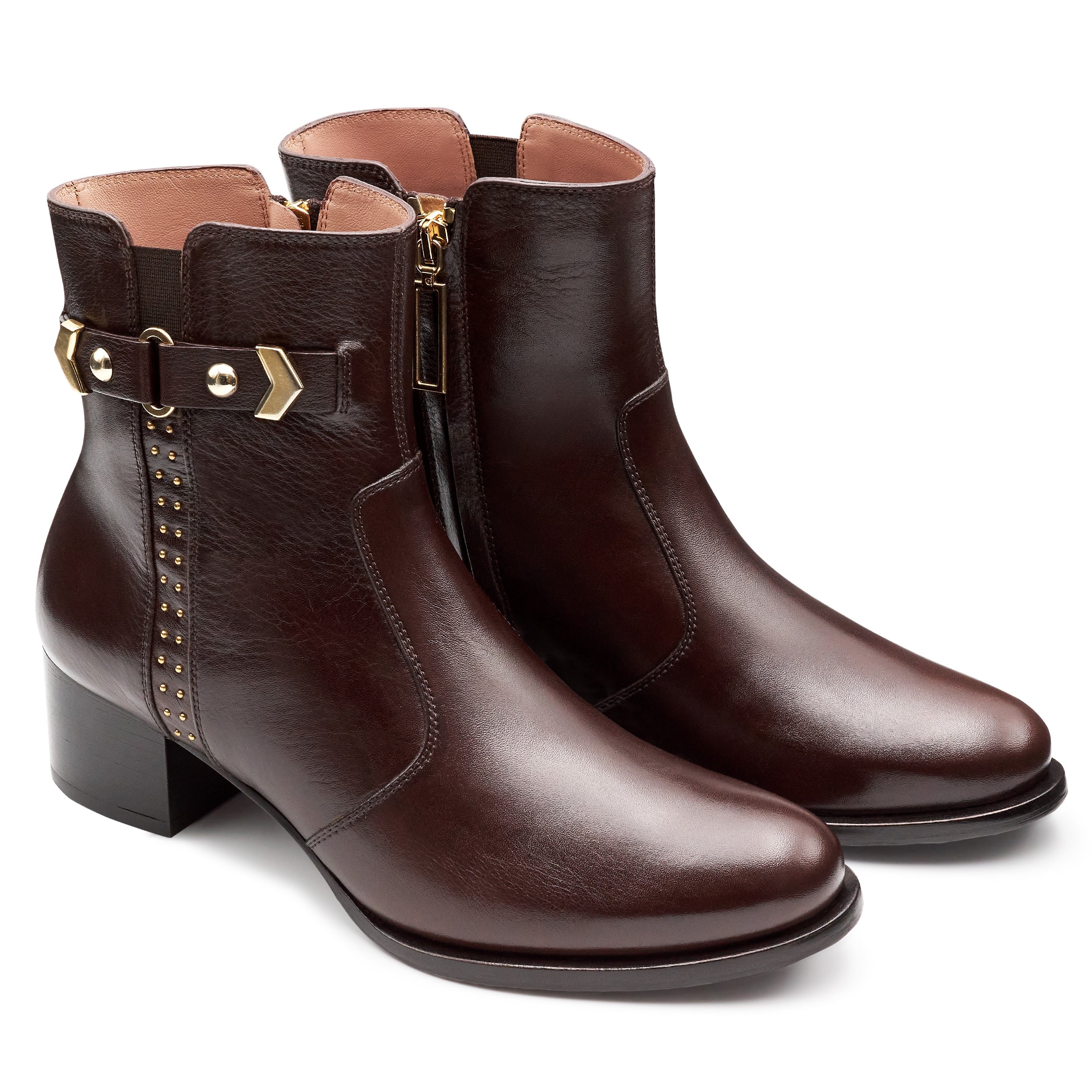 Botines de piel con aplicaciones metálicas y herraje para mujer café