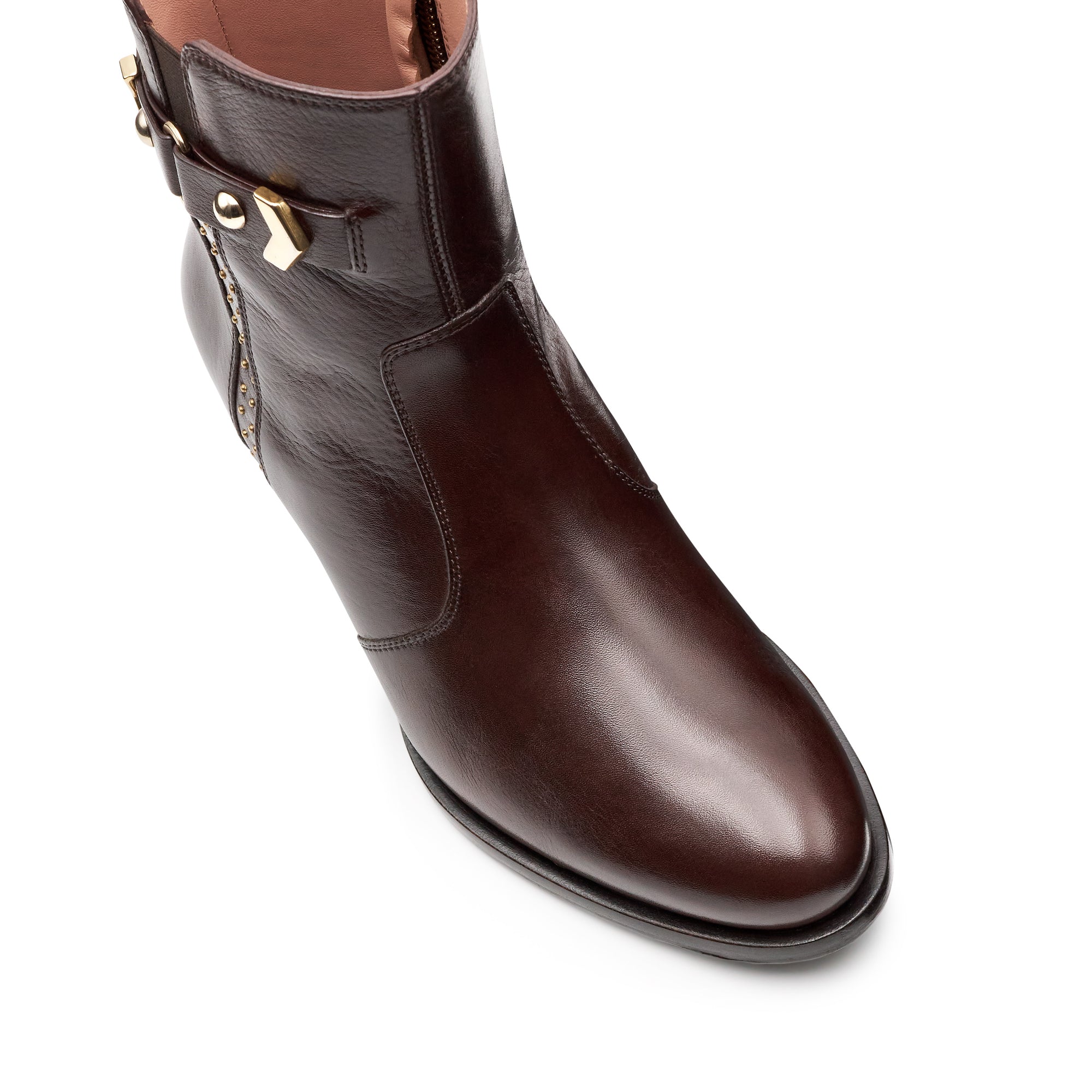 Botines de piel de tacón bajo con aplicaciones metálicas y herraje para mujer