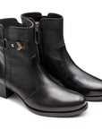 Botines de piel de tacón bajo con aplicaciones metálicas y herraje para mujer