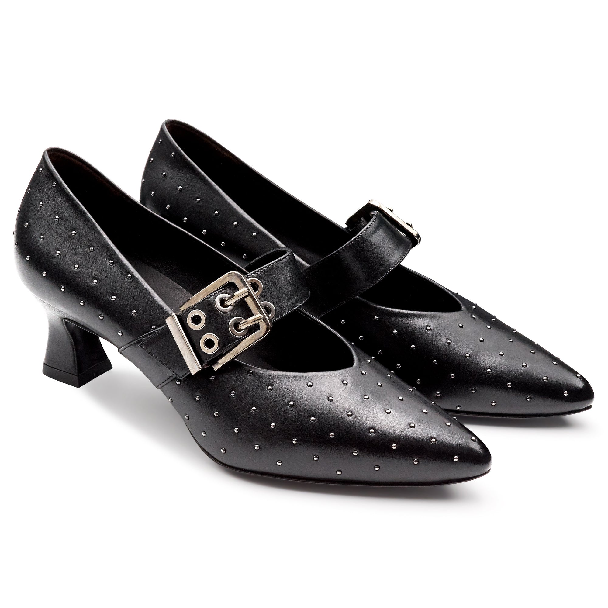 Zapatillas de piel con aplicaciones en puntos metálicos y correa ancha ajustable para dama