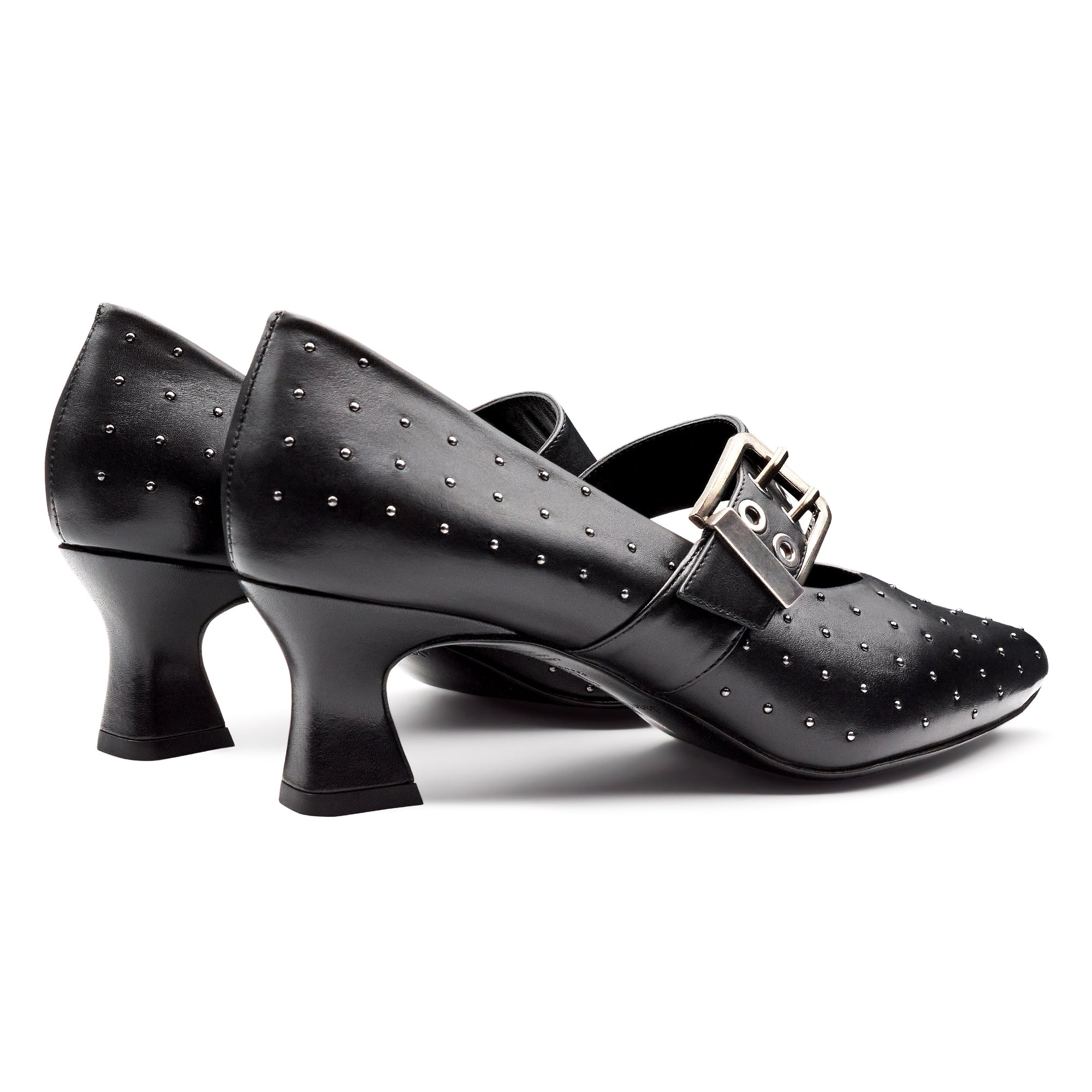Zapatillas de piel con aplicaciones en puntos metálicos y correa ancha ajustable para dama