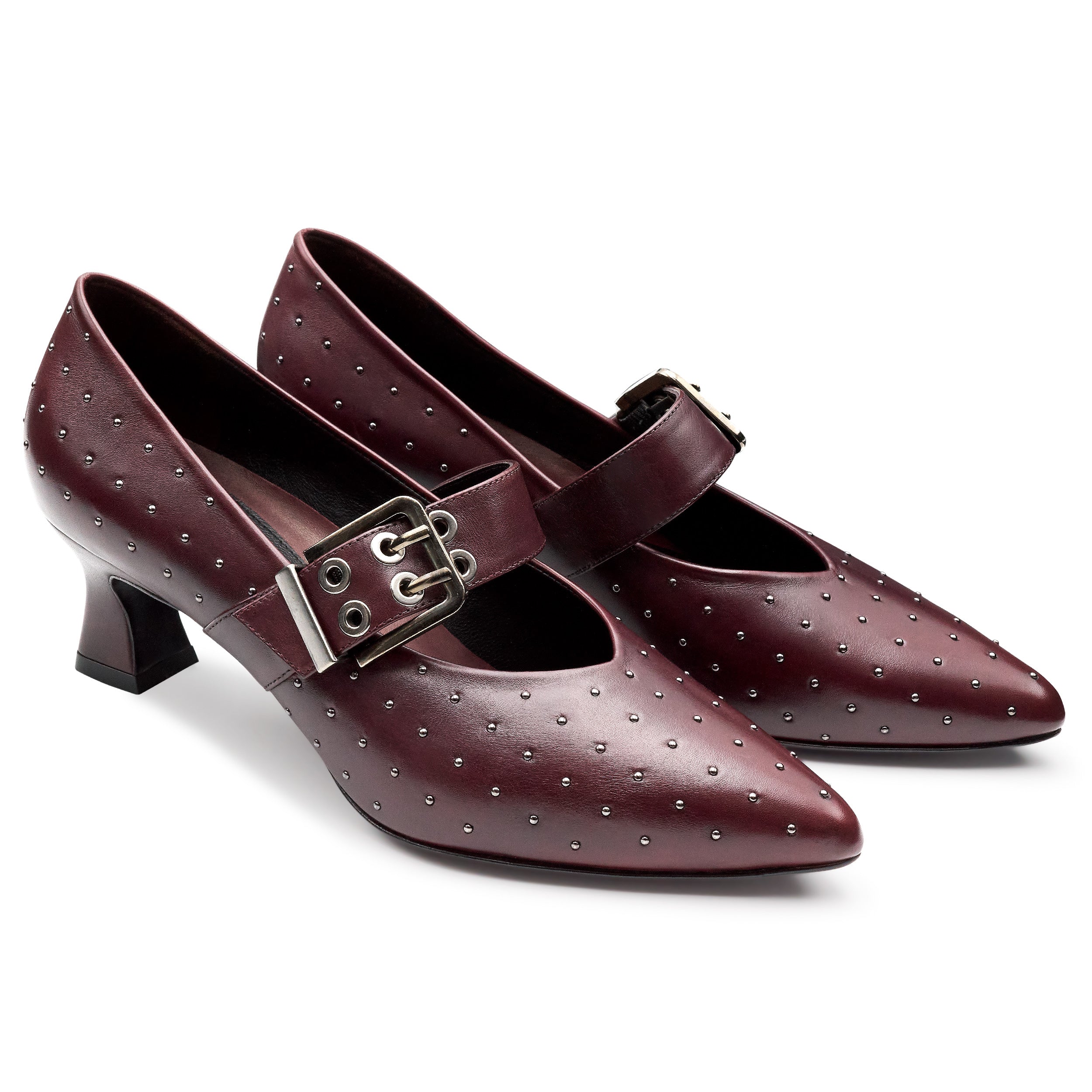 Zapatillas de piel con aplicaciones en puntos metálicos vino