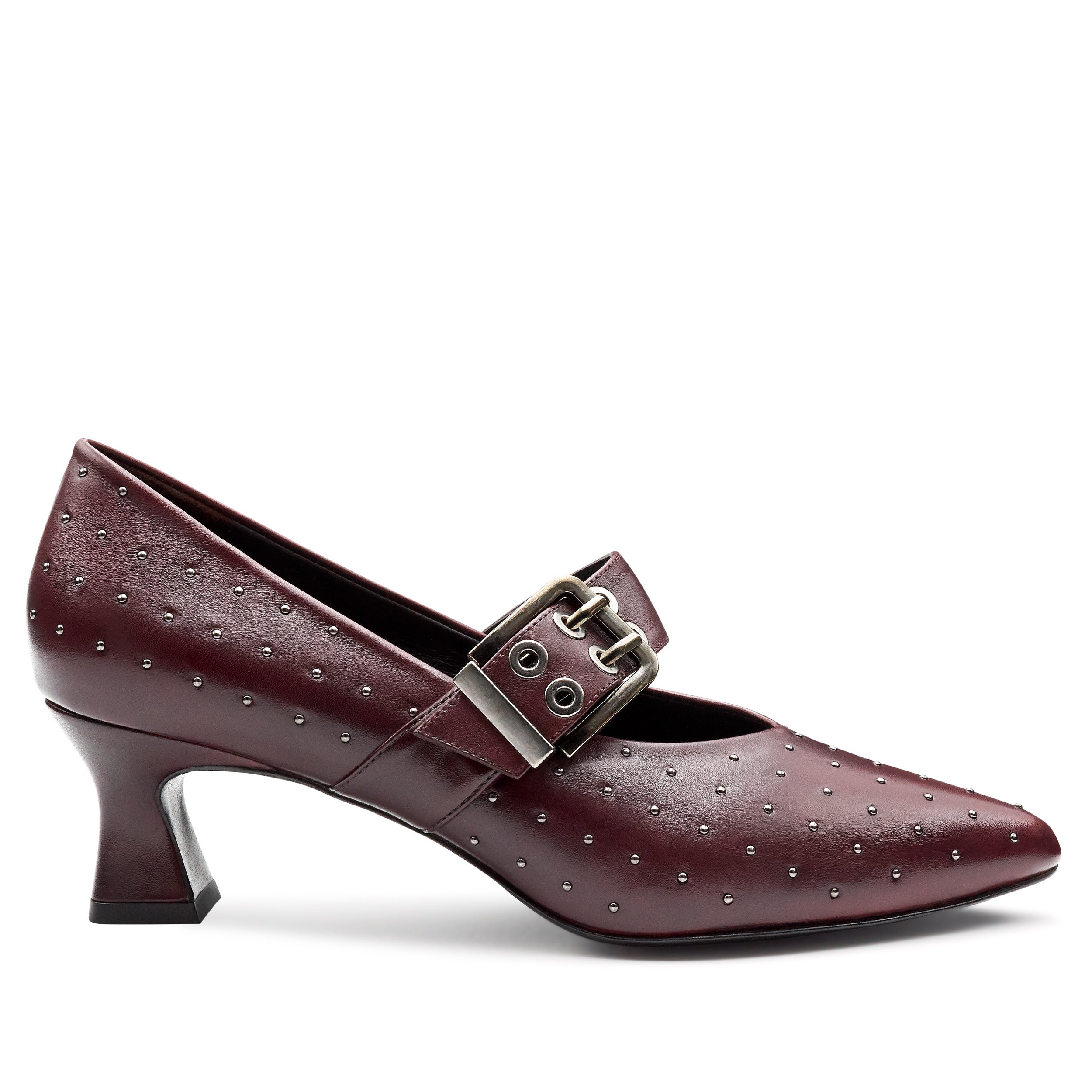 Zapatillas de piel con aplicaciones en puntos metálicos vino