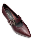 Zapatillas de piel con aplicaciones en puntos metálicos vino