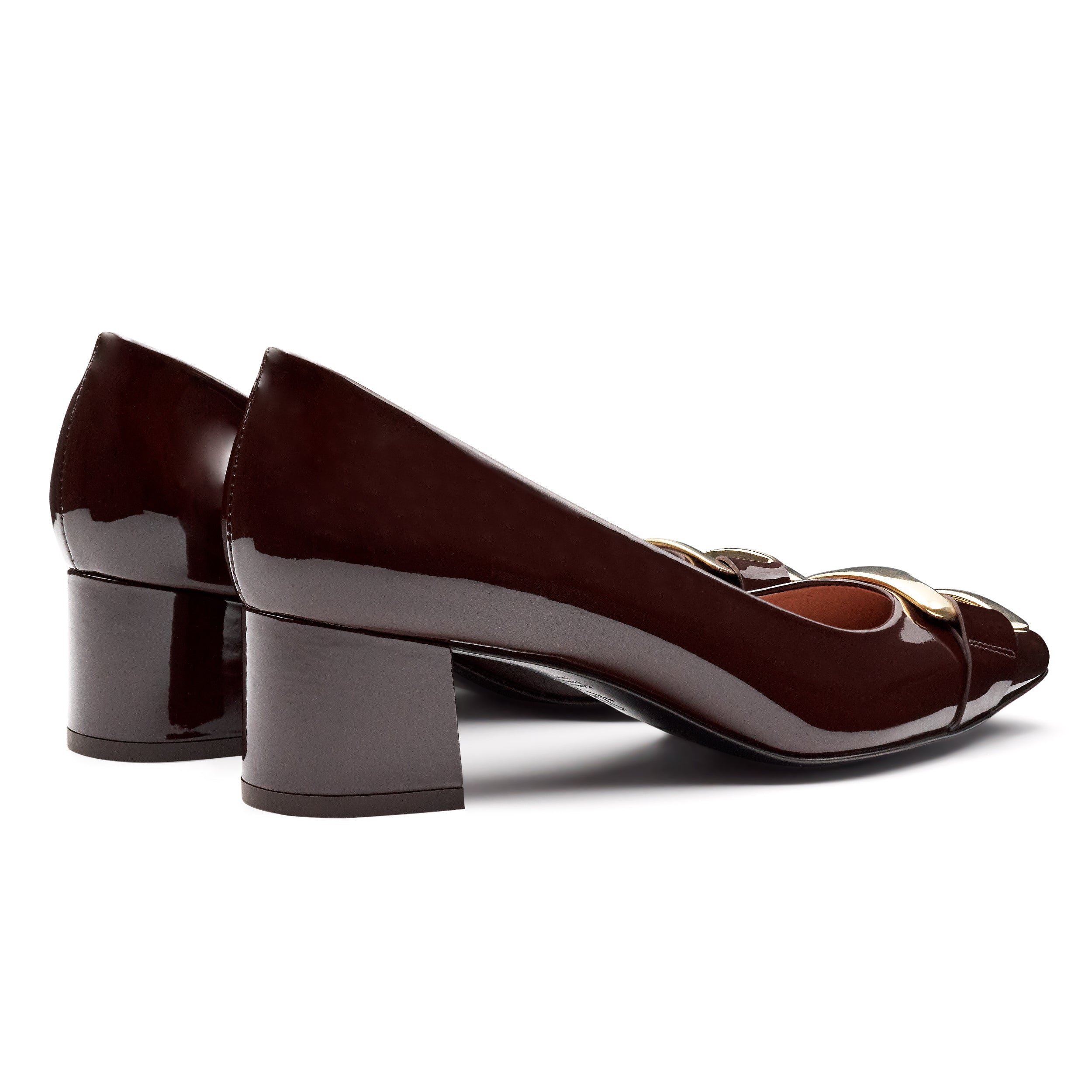 Zapatillas de charol con broche metálico y tacón bajo para dama