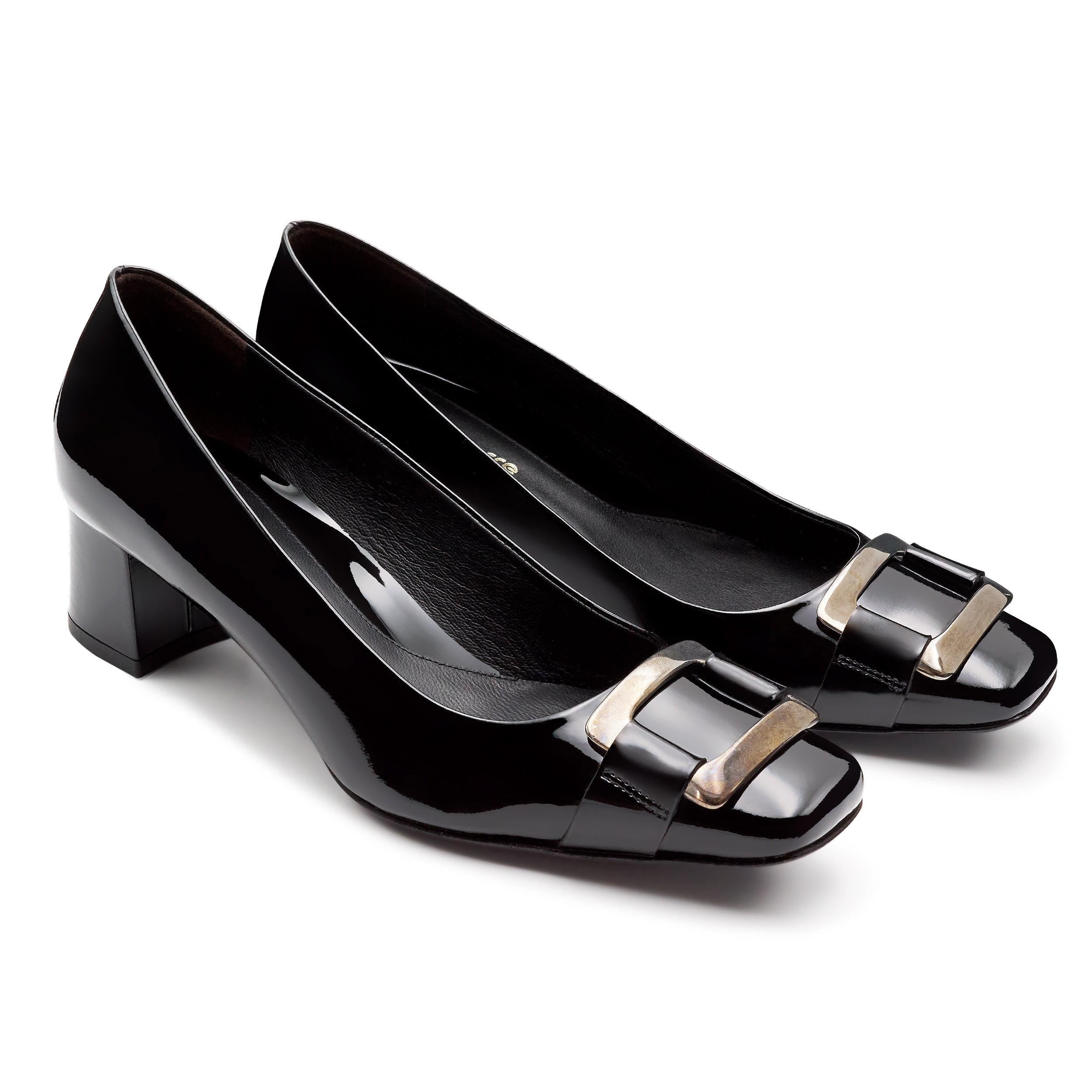 Zapatillas de charol con broche metálico negro