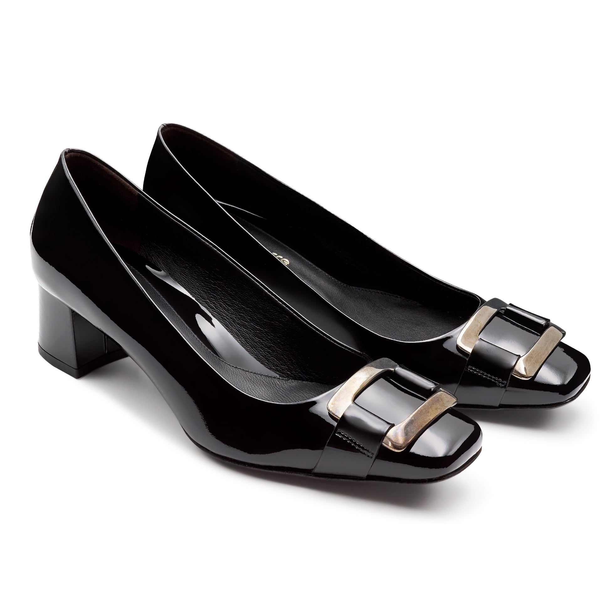 Zapatillas de charol con broche metálico negro