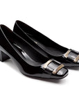 Zapatillas de charol con broche metálico negro