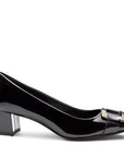 Zapatillas de charol con broche metálico negro