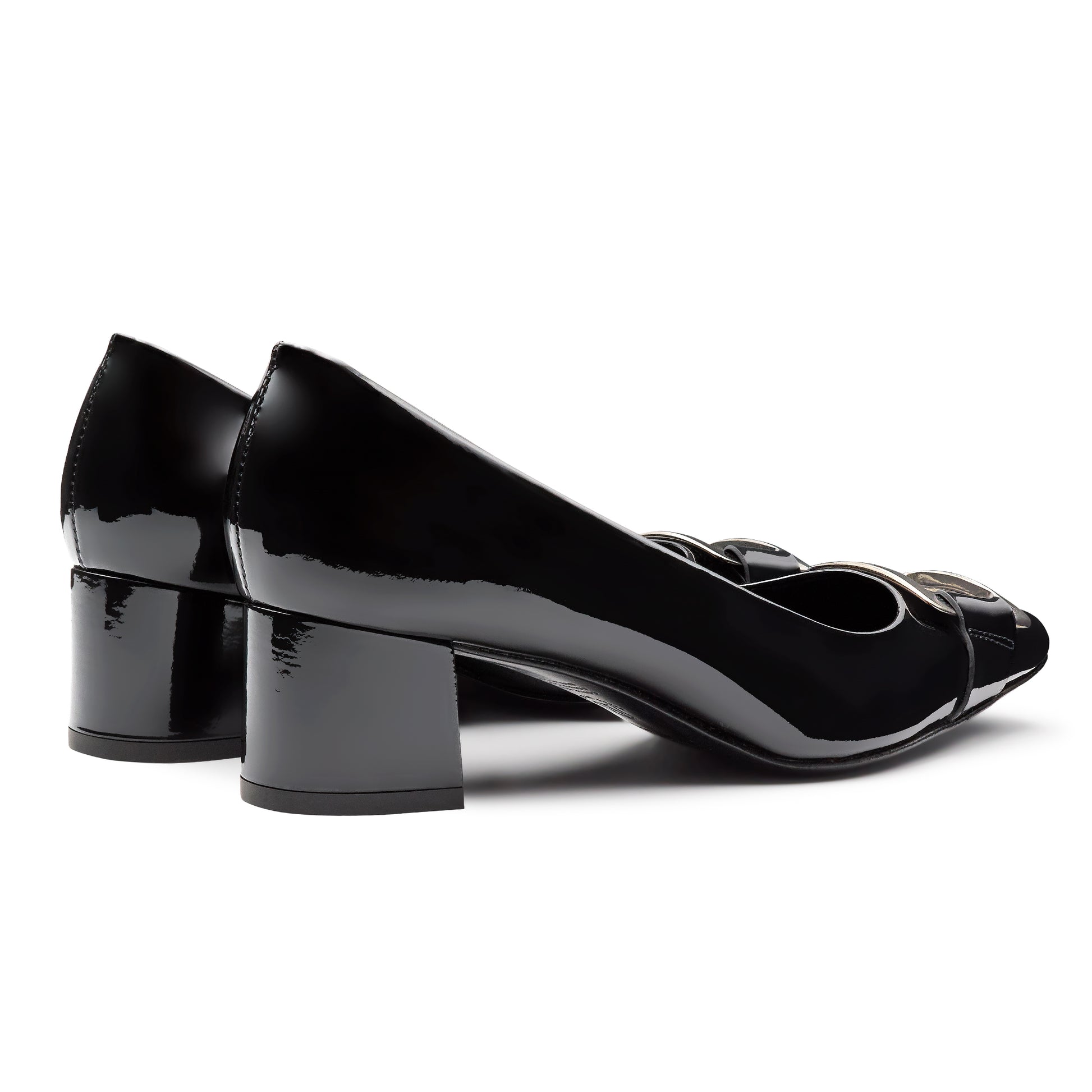Zapatillas de charol con broche metálico negro