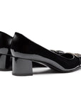 Zapatillas de charol con broche metálico negro