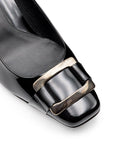 Zapatillas de charol con broche metálico negro