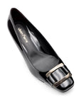 Zapatillas de charol con broche metálico negro