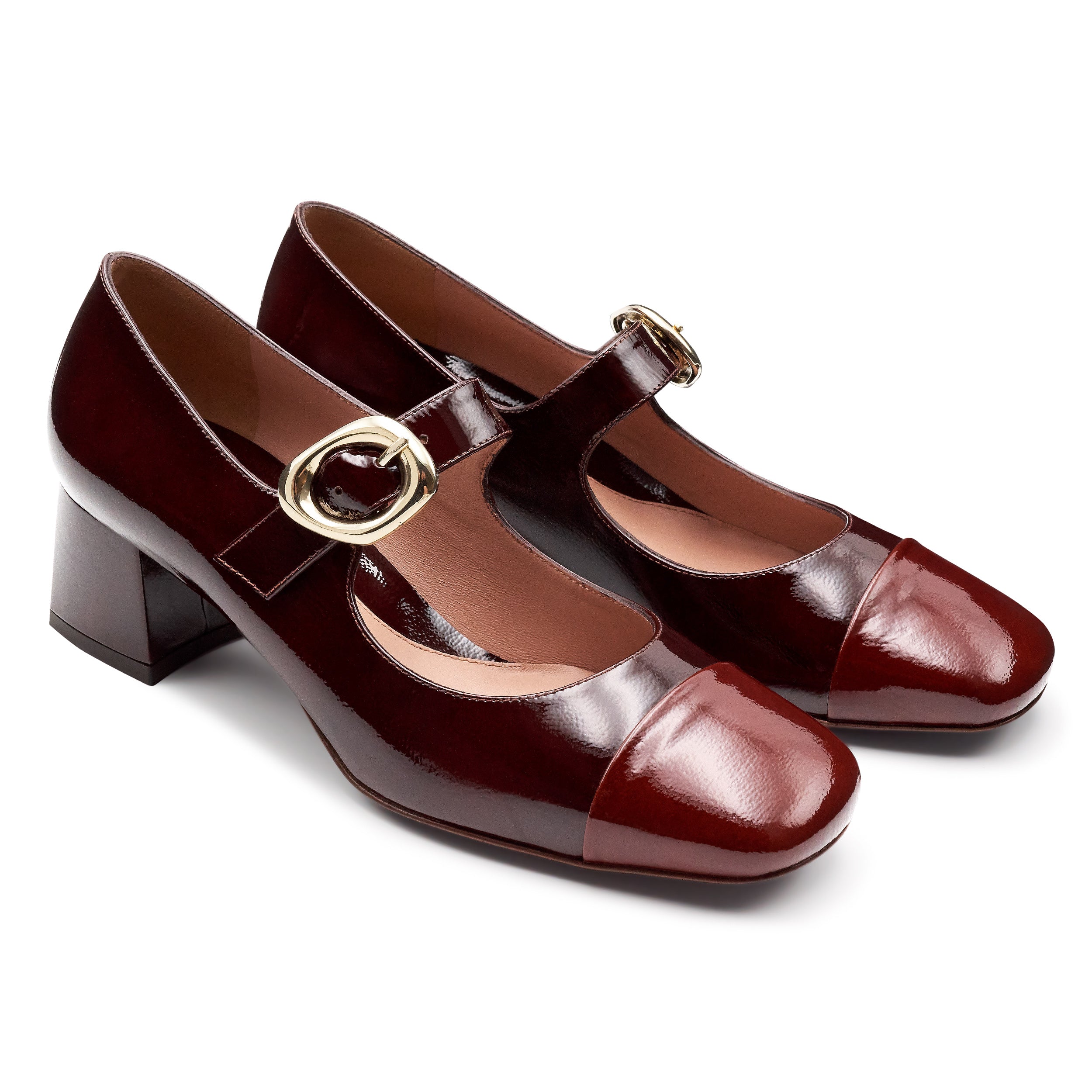 Zapatillas de charol con hebilla metálica y puntera para dama