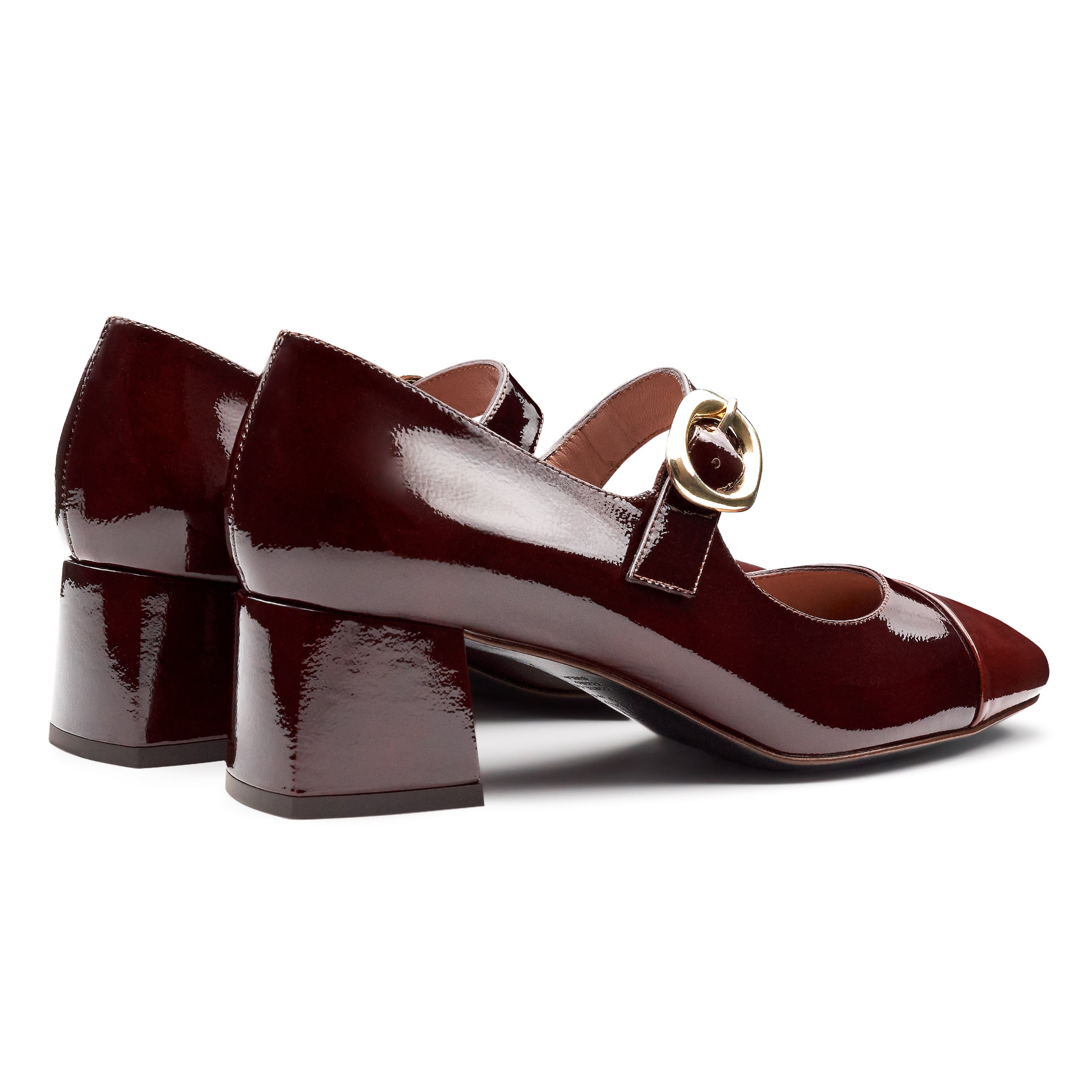 Zapatillas de charol con hebilla metálica y puntera para dama