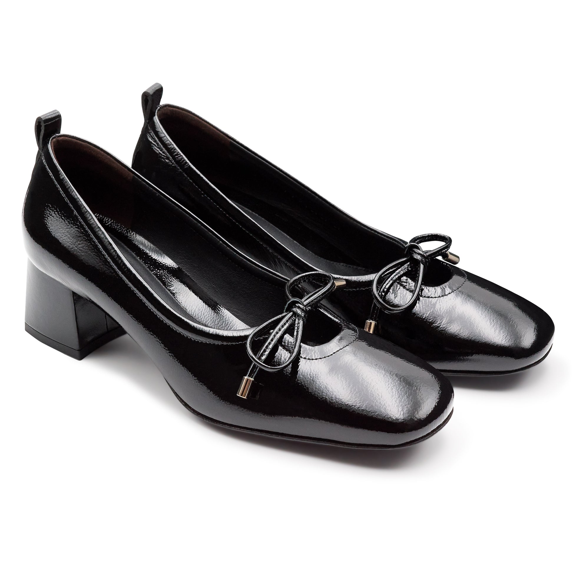 Zapatillas de charol de tacón bajo y cordones ajustables para dama