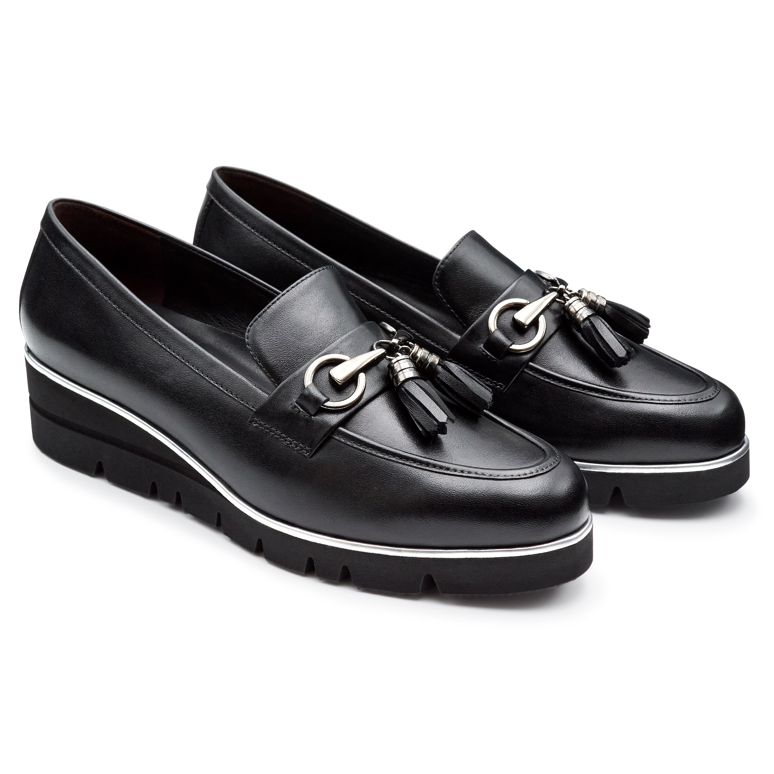 Mocasines de piel con suela confort y aplicación de herraje metálico con motas