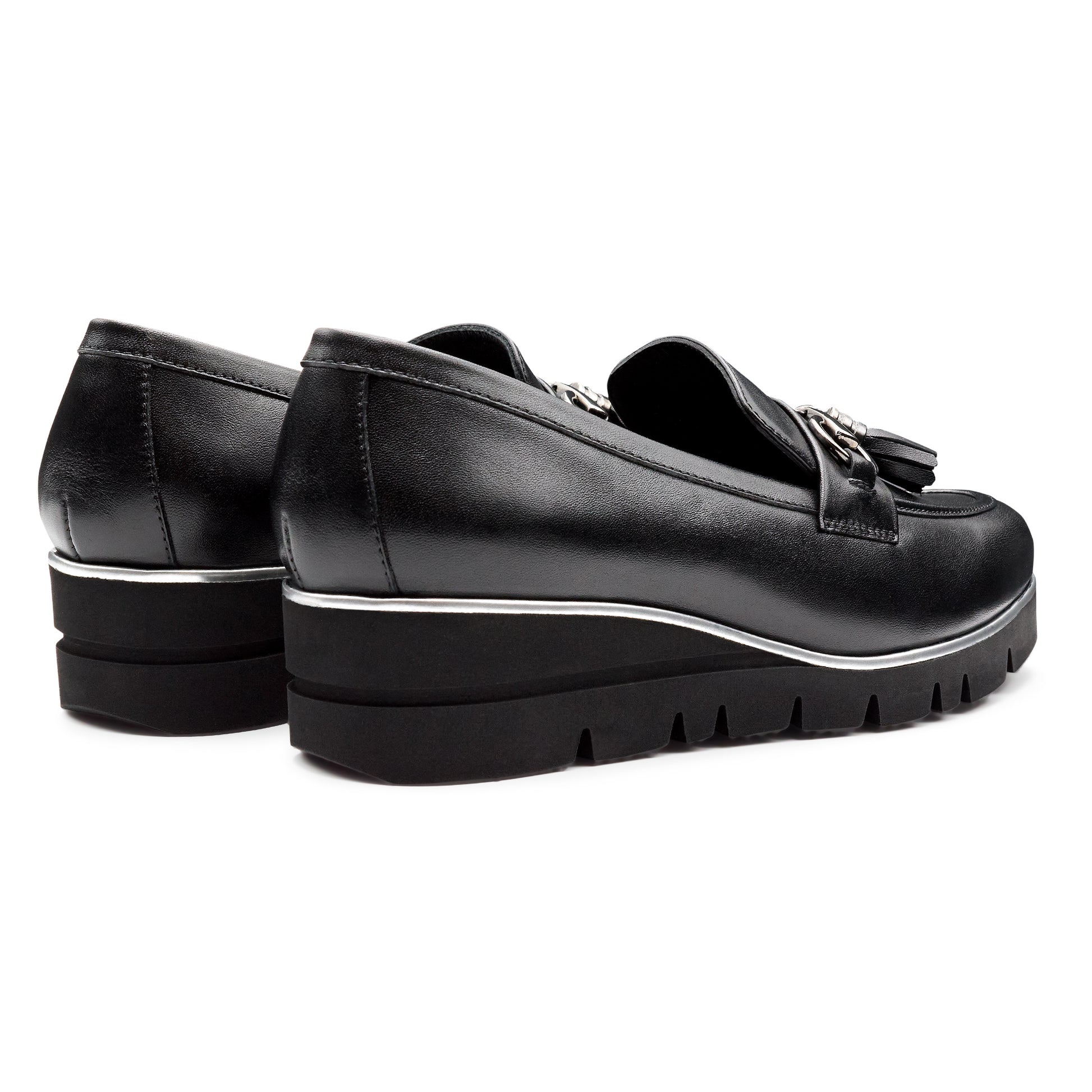 Mocasines de piel con suela confort y aplicación de herraje metálico con motas