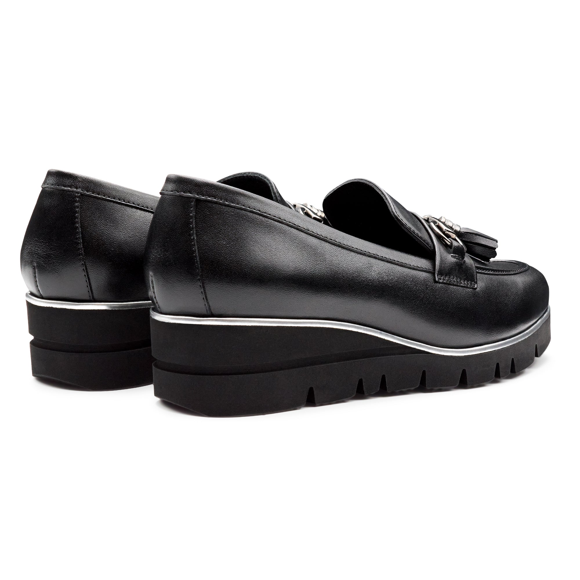 Mocasines de piel con suela confort y aplicación de herraje metálico con motas