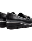 Mocasines de piel con suela confort y aplicación de herraje metálico con motas