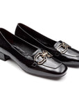Zapatillas de charol con tacón bajo y herraje metálico para dama