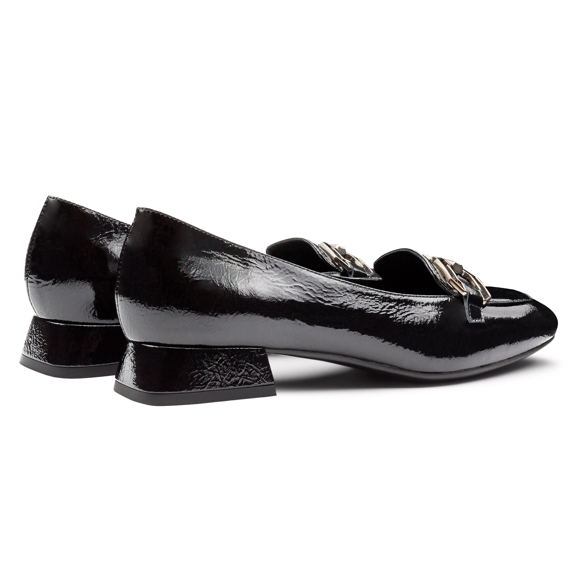 Zapatillas de charol con tacón bajo y herraje metálico para dama