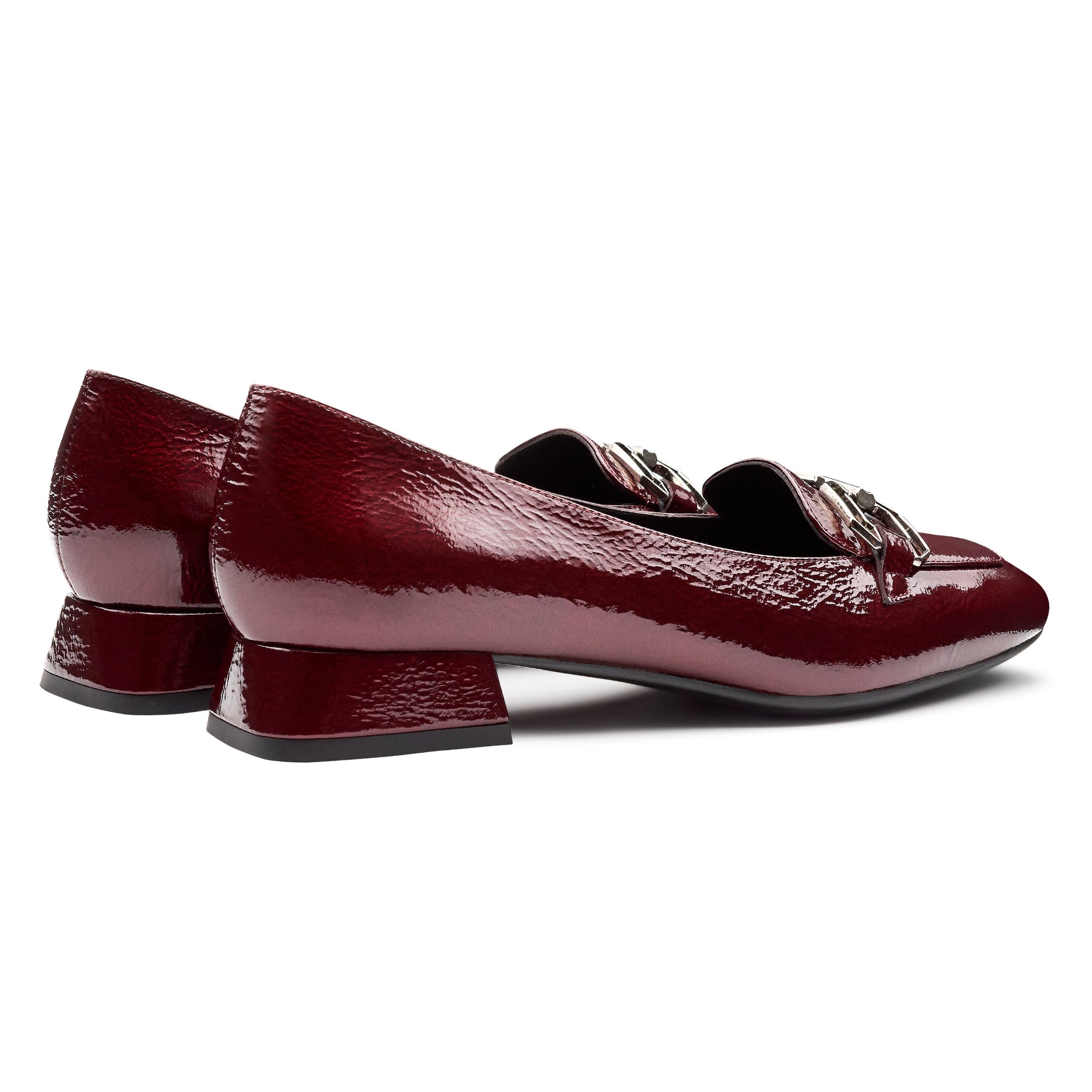 Zapatillas de charol con tacón bajo y herraje metálico para dama