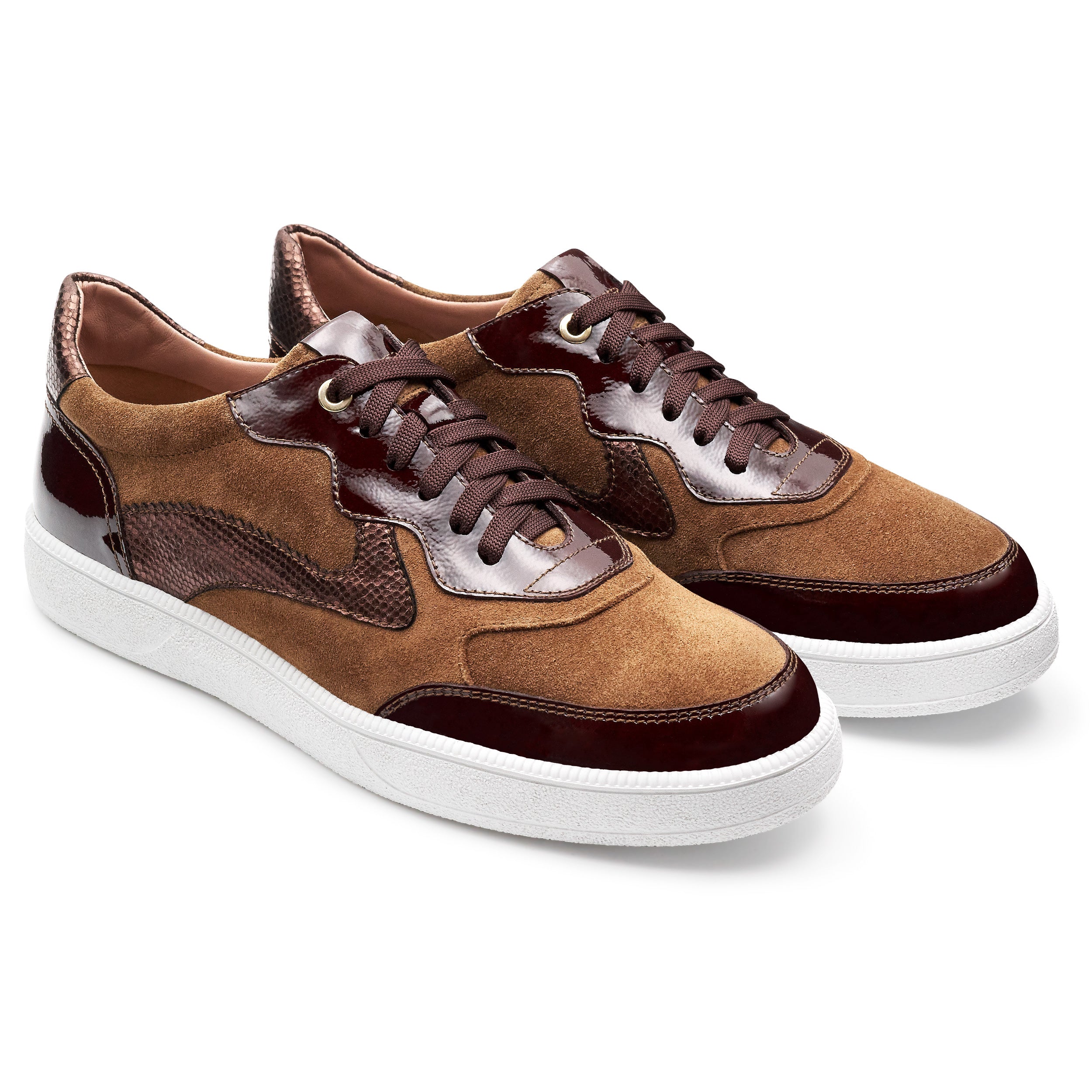 Tenis casuales de charol y gamuza para dama