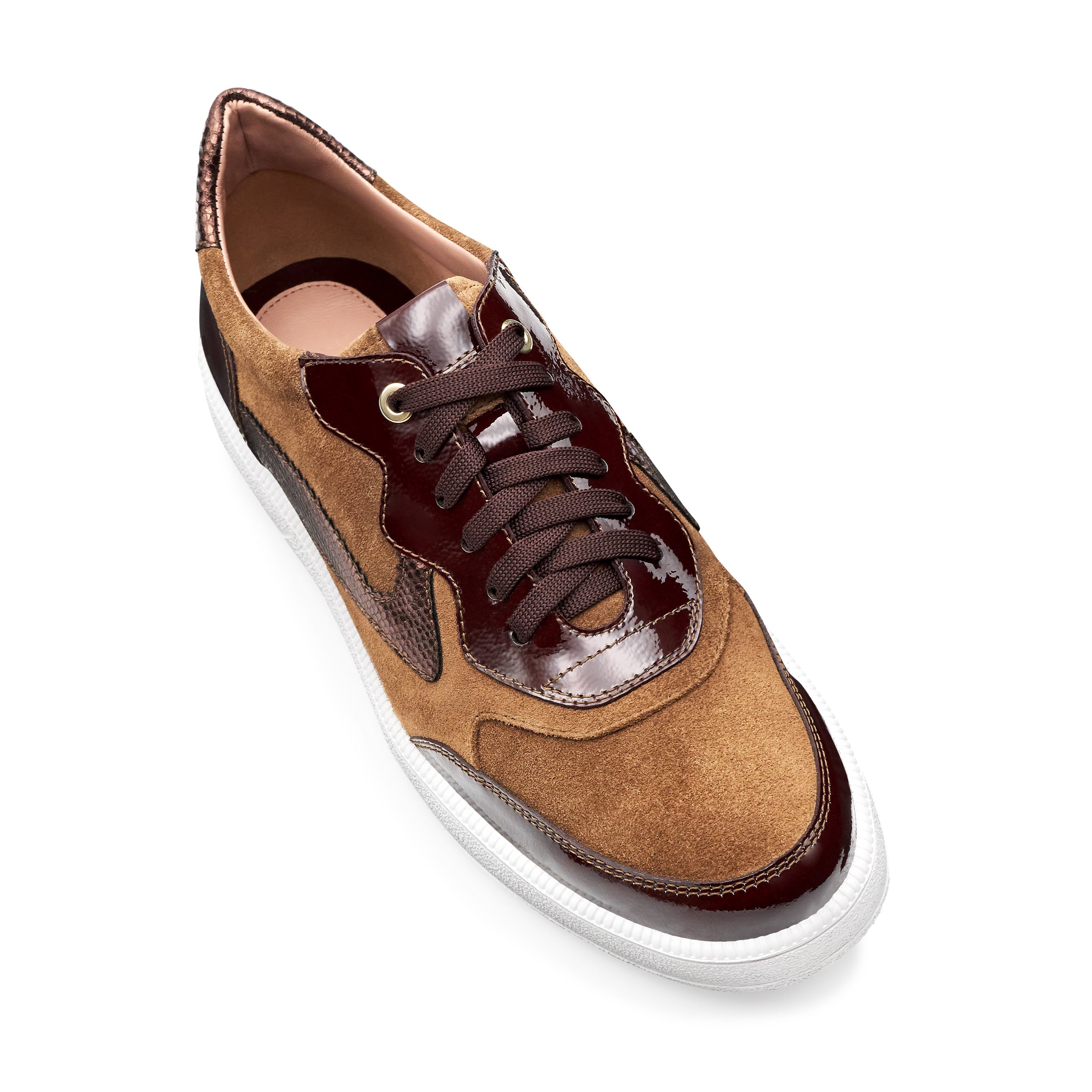 Tenis casuales de charol y gamuza para dama