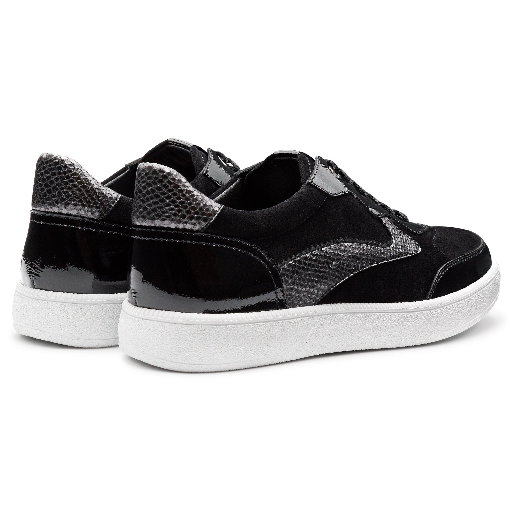Tenis casuales de charol y gamuza color negro para dama