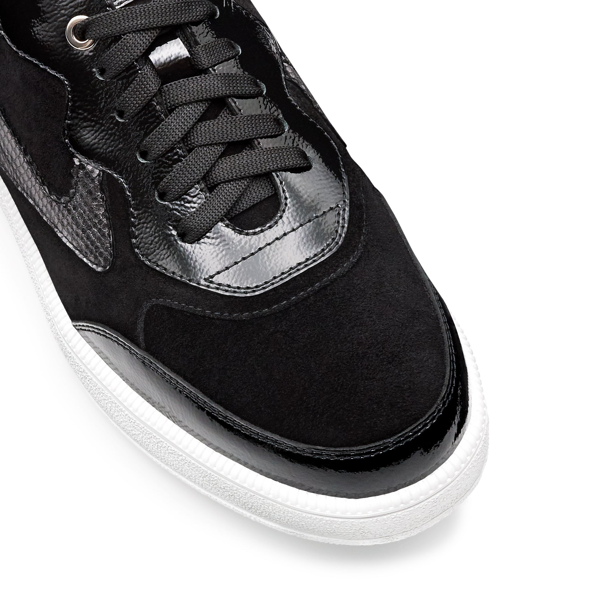 Tenis casuales de charol y gamuza color negro para dama