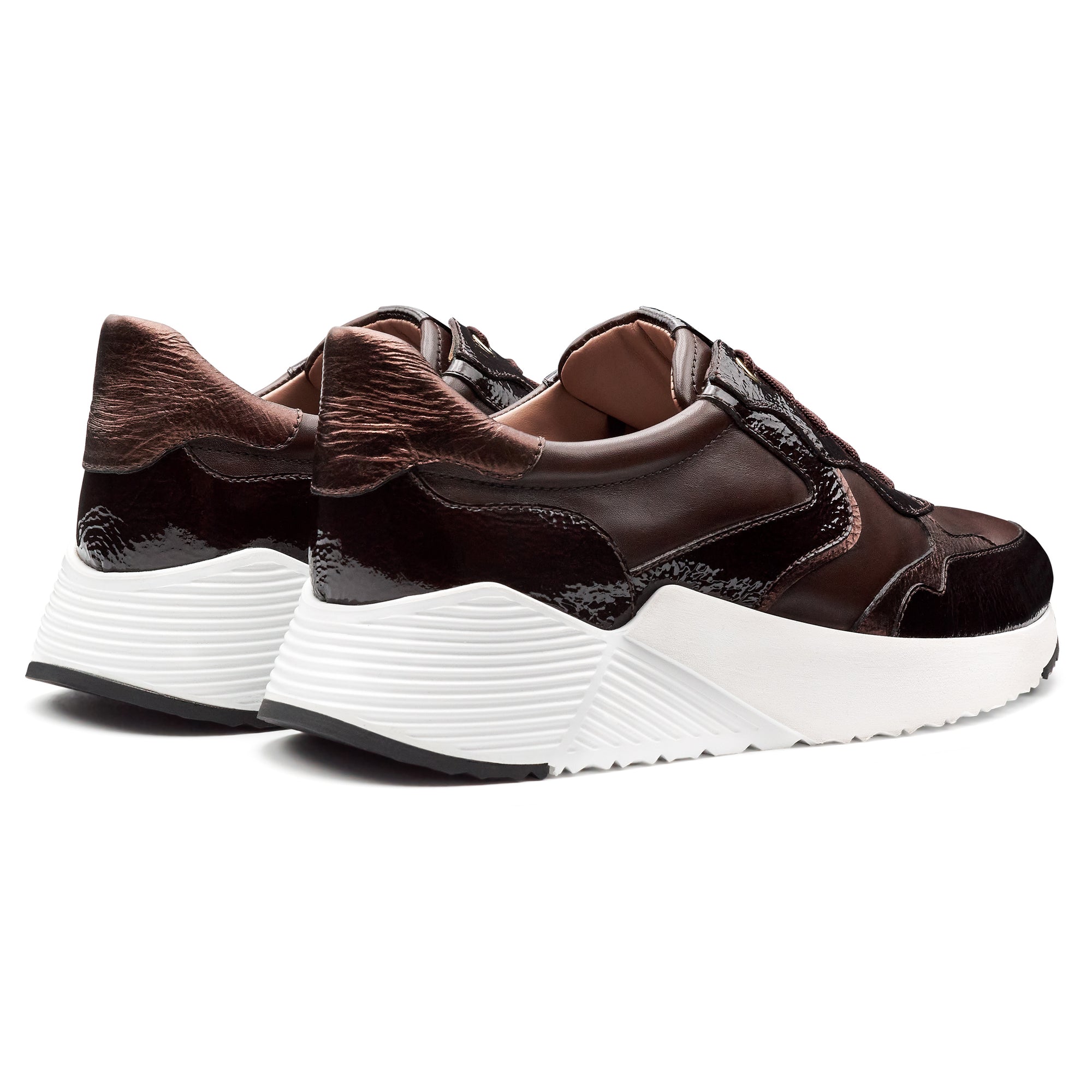 Tenis estilo deportivo en charol para dama