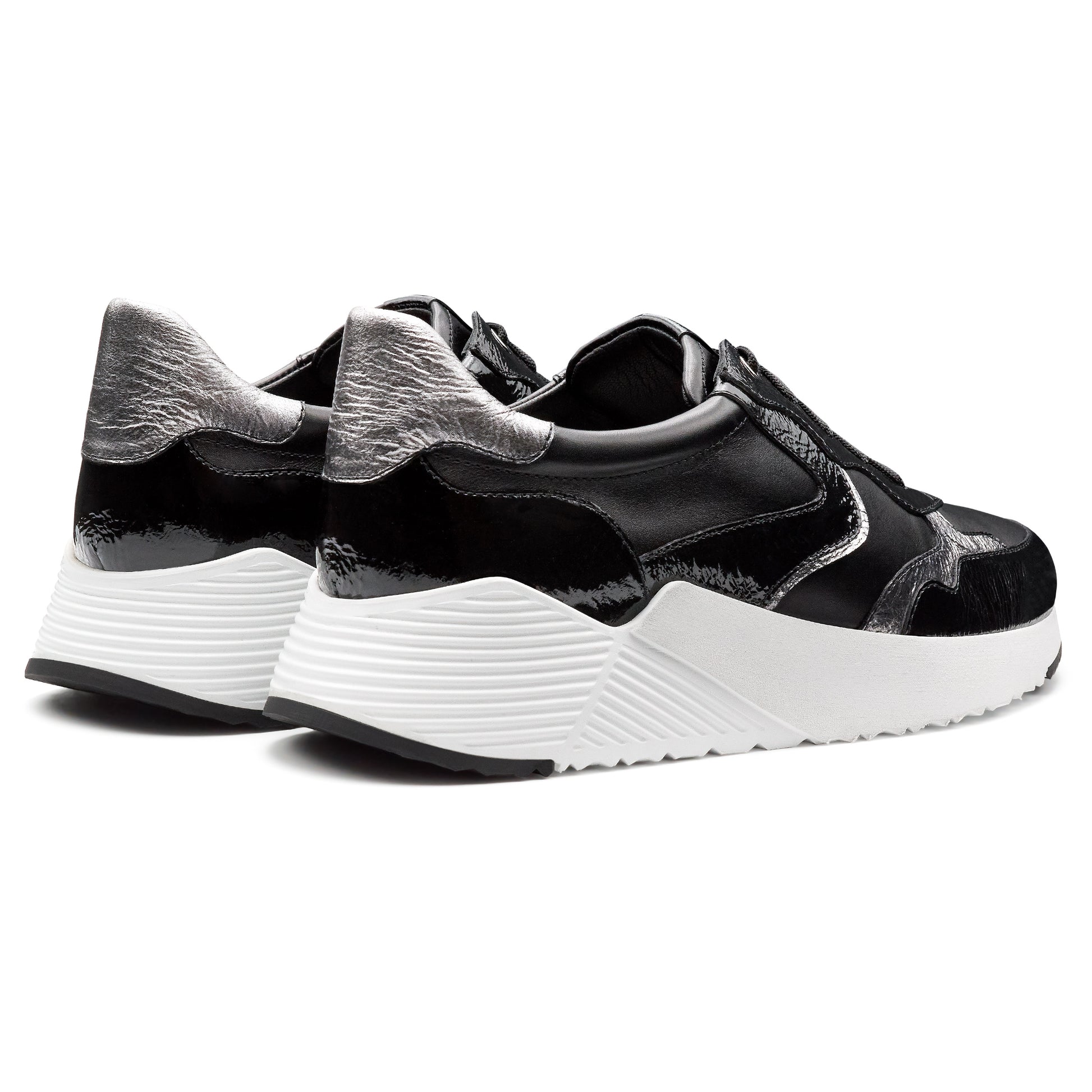 Tenis estilo deportivo en charol para dama negros