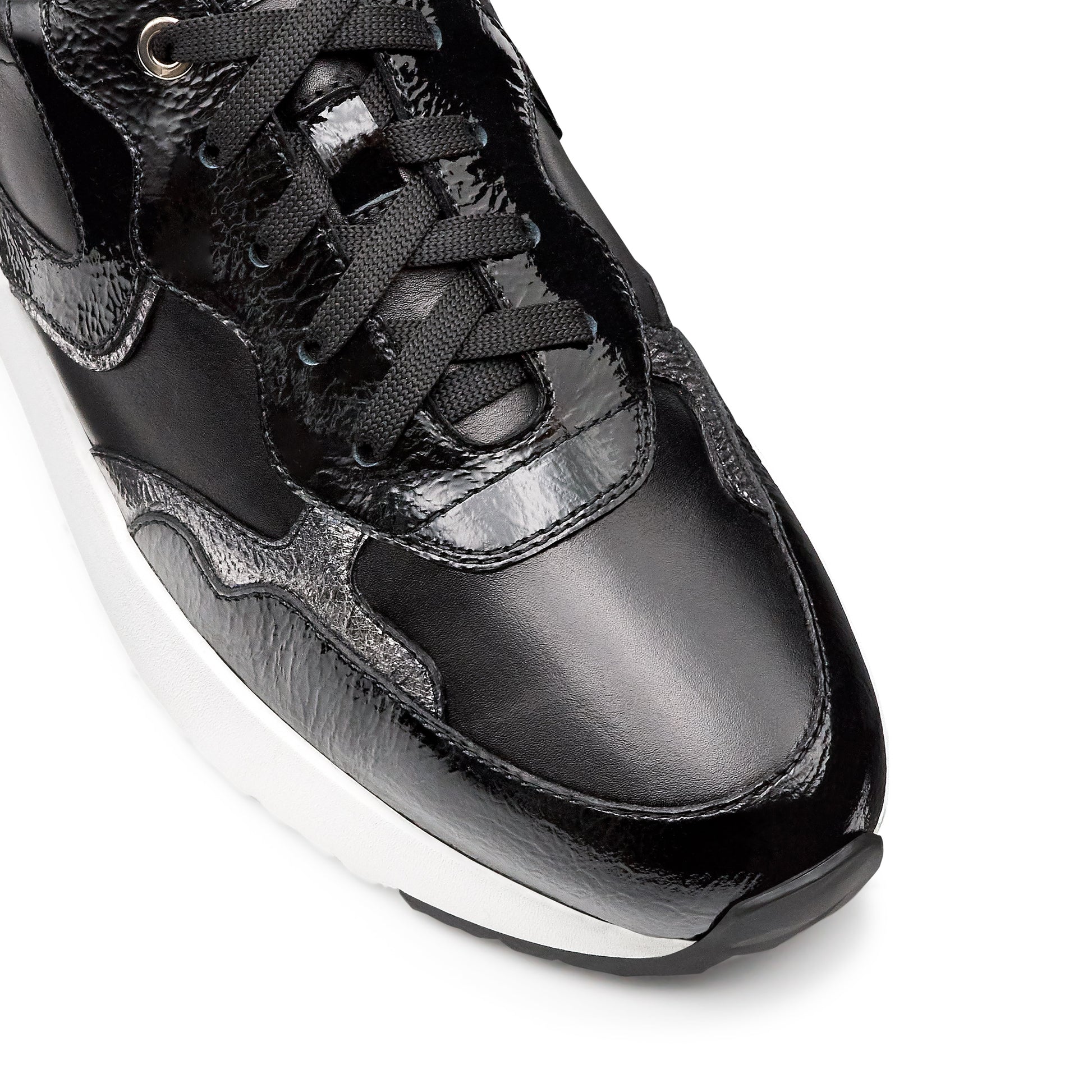 Tenis estilo deportivo en charol para dama negros