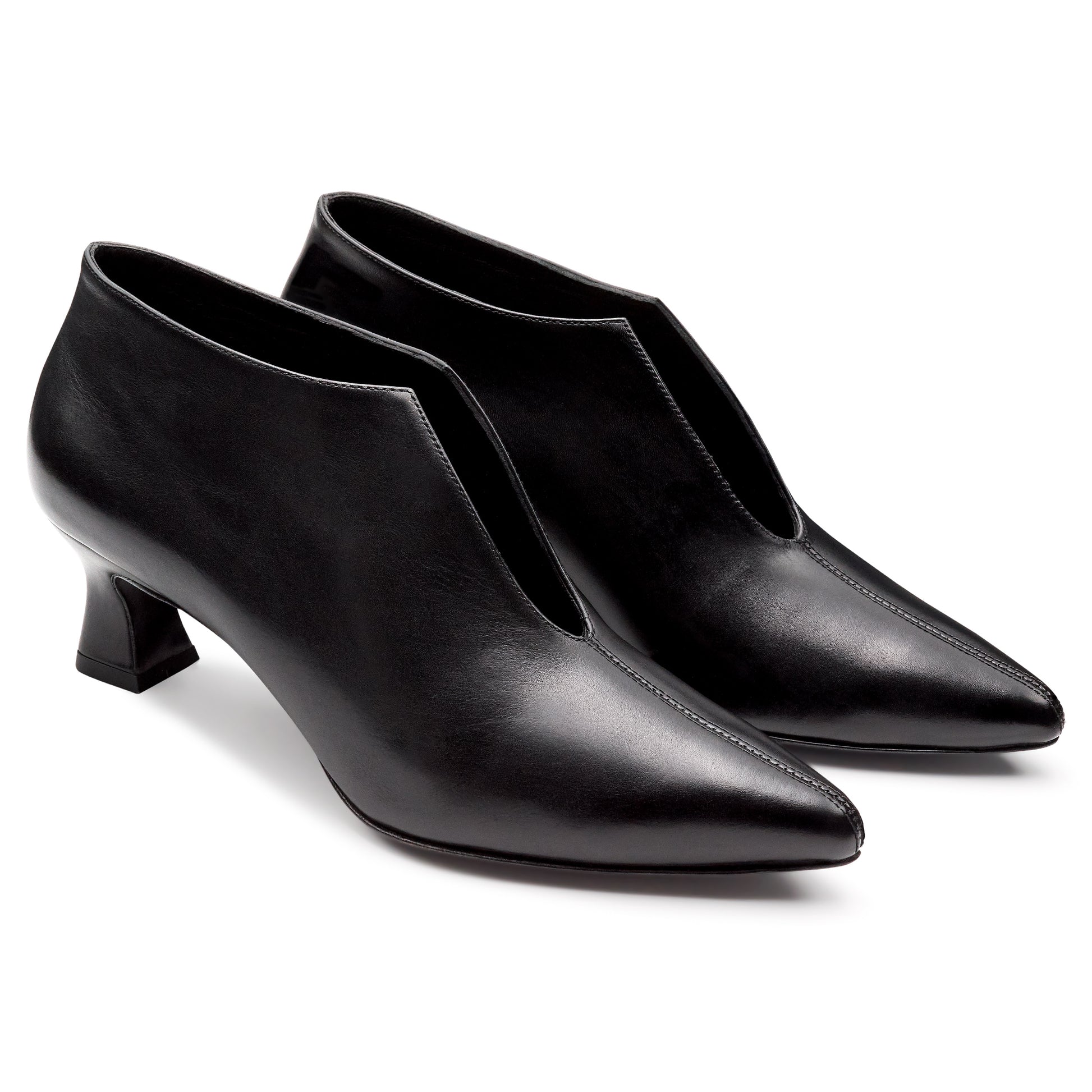 Zapatilla abotinada  con abertura central para dama