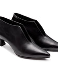 Zapatilla abotinada  con abertura central para dama