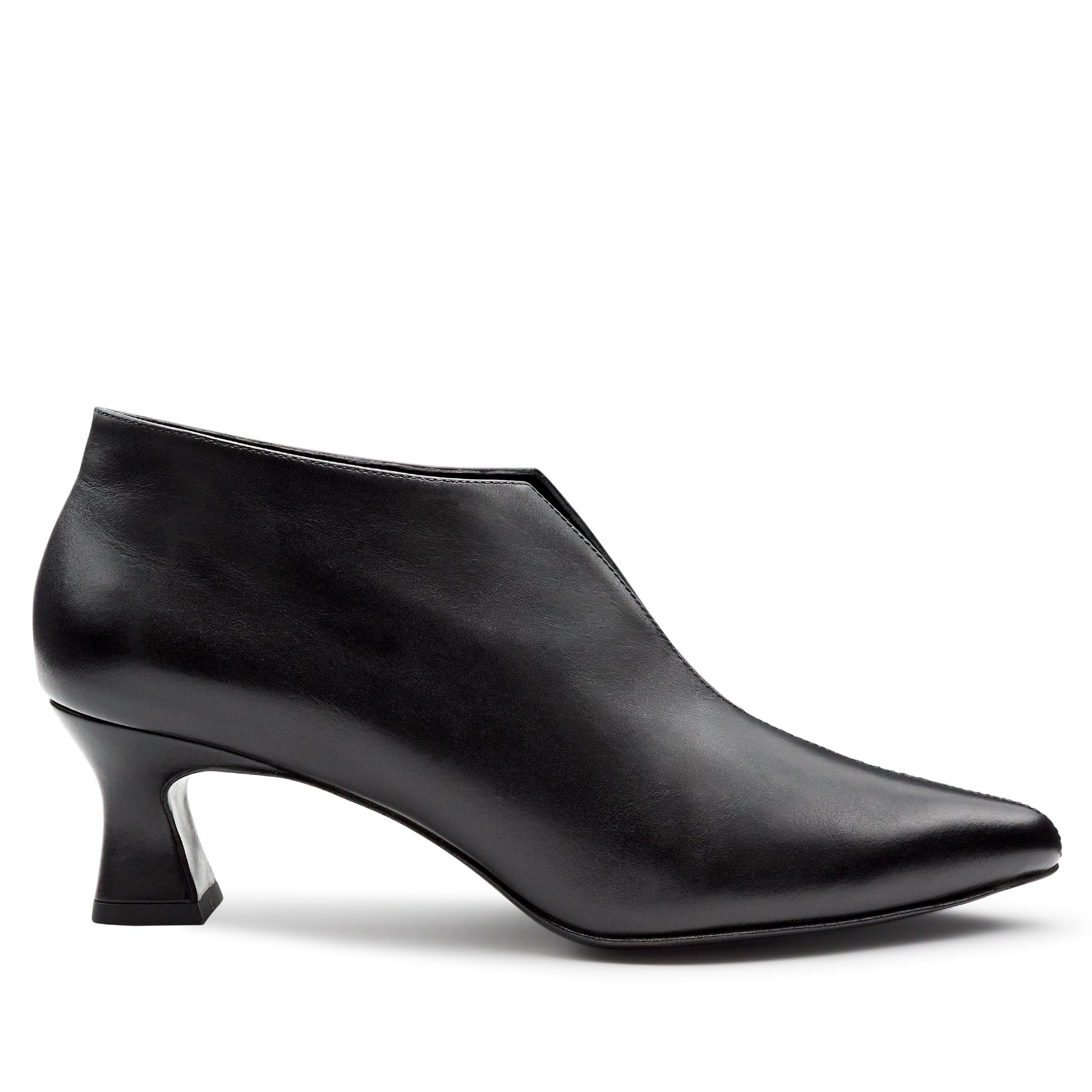 Zapatilla abotinada  con abertura central para dama