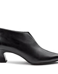 Zapatilla abotinada  con abertura central para dama