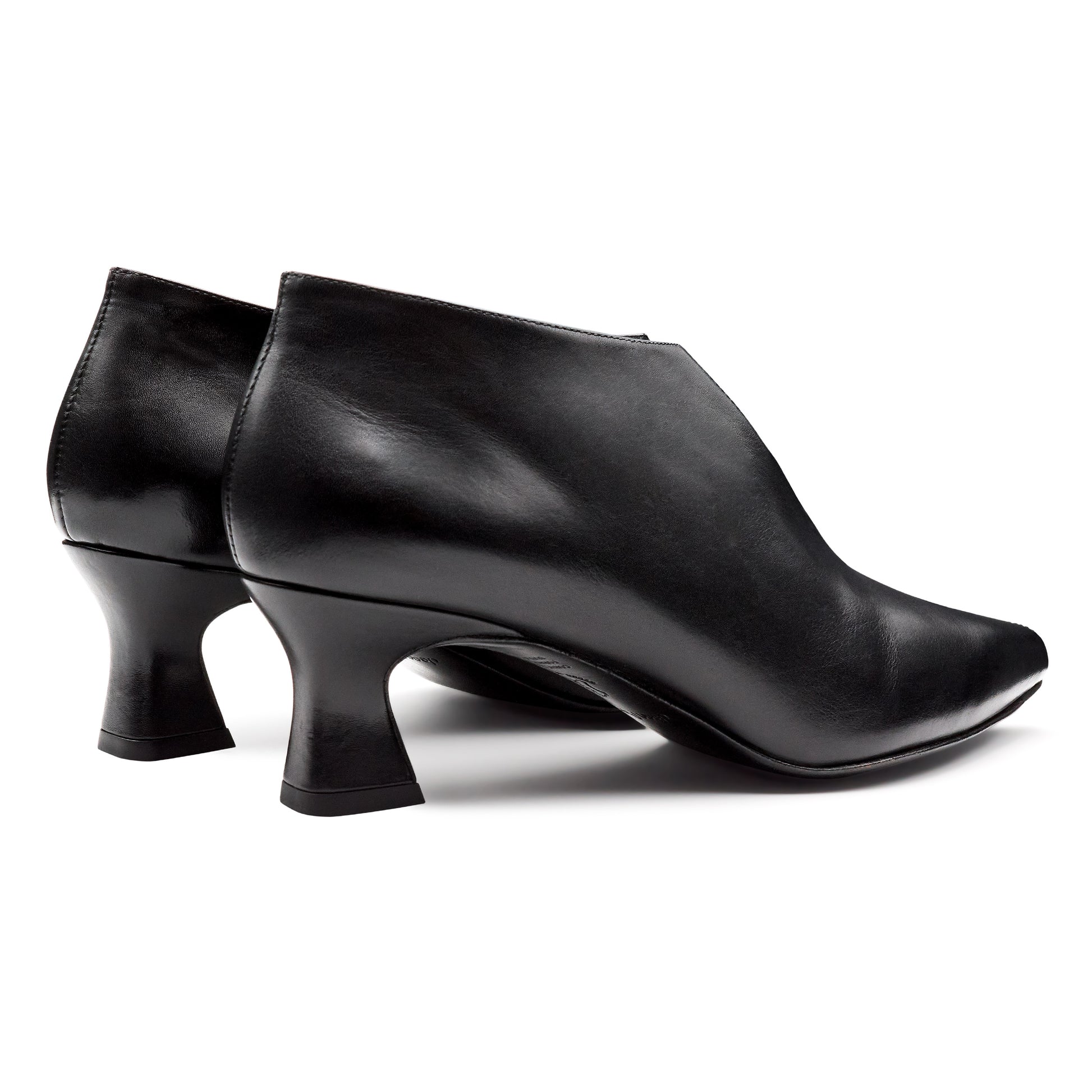 Zapatilla abotinada  con abertura central para dama